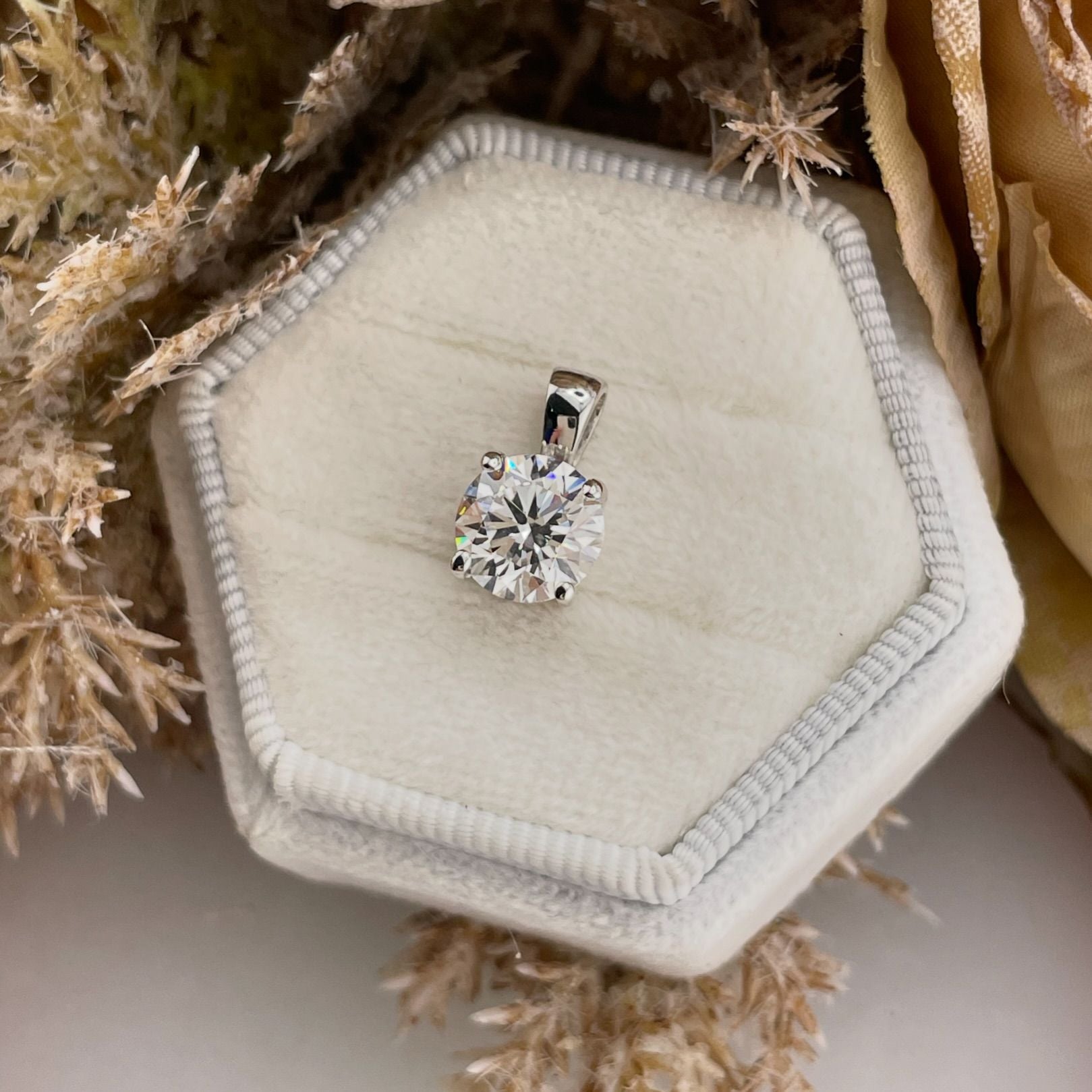 18ct White Gold Solitaire Lab Grown Diamond Pendant IGI Certifi