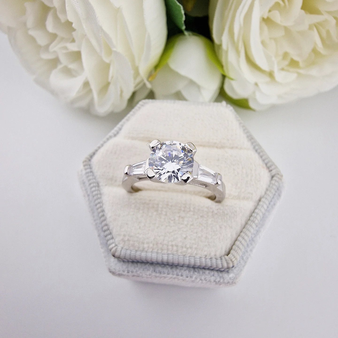 925 Sterling Silver Round Cz Centre with Baguette Shoulders Ring