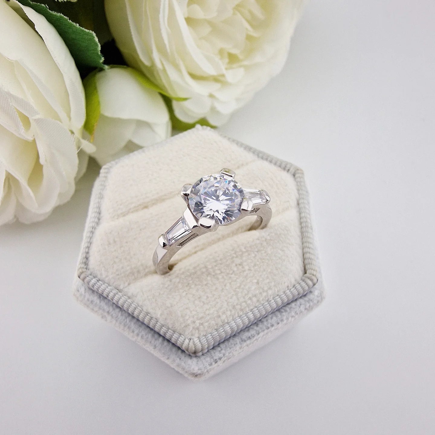 925 Sterling Silver Round Cz Centre with Baguette Shoulders Ring