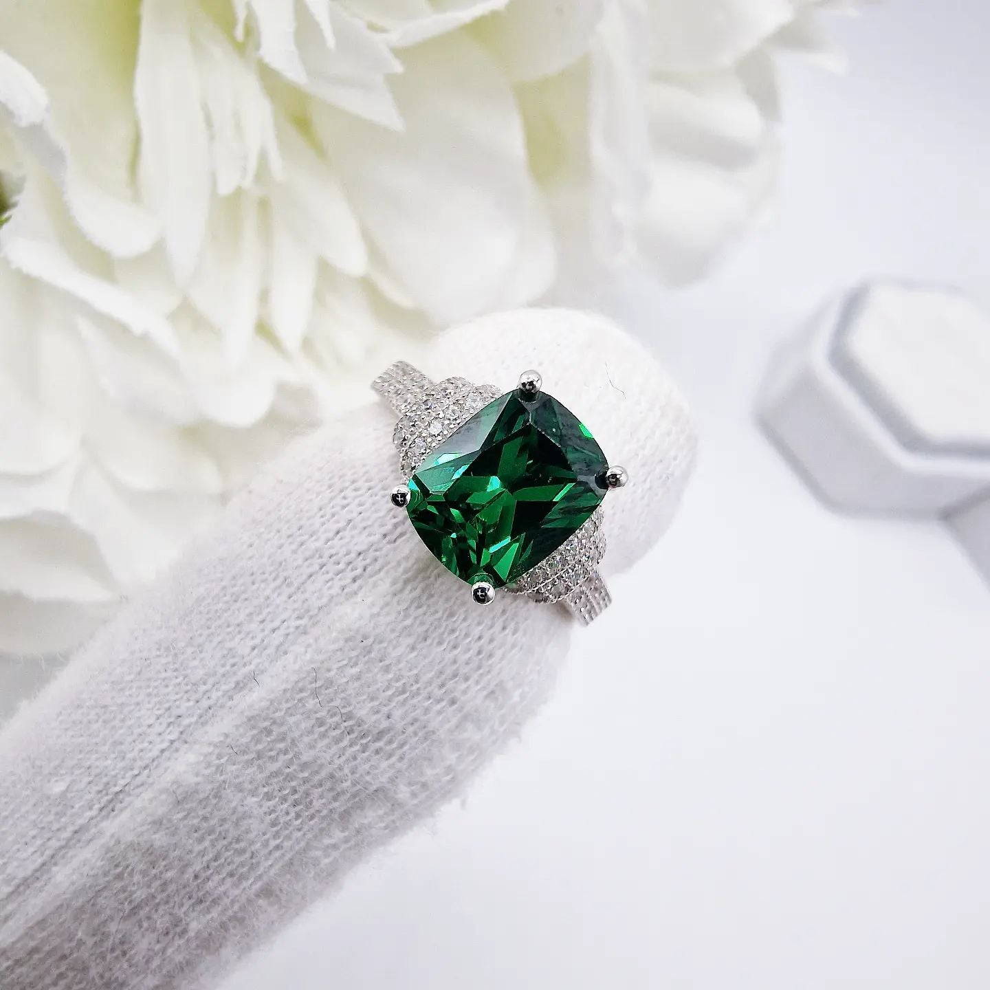 925 Sterling Silver Emerald Cut Green Cz Centre with Clear Cz on Shoulder Ring J-Jaz