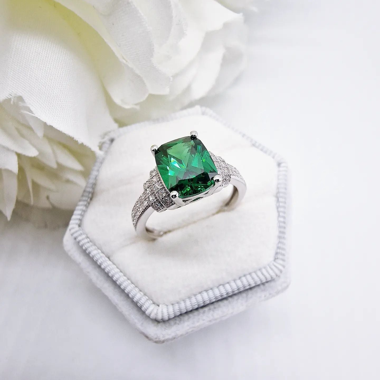 925 Sterling Silver Emerald Cut Green Cz Centre with Clear Cz on Shoulder Ring J-Jaz