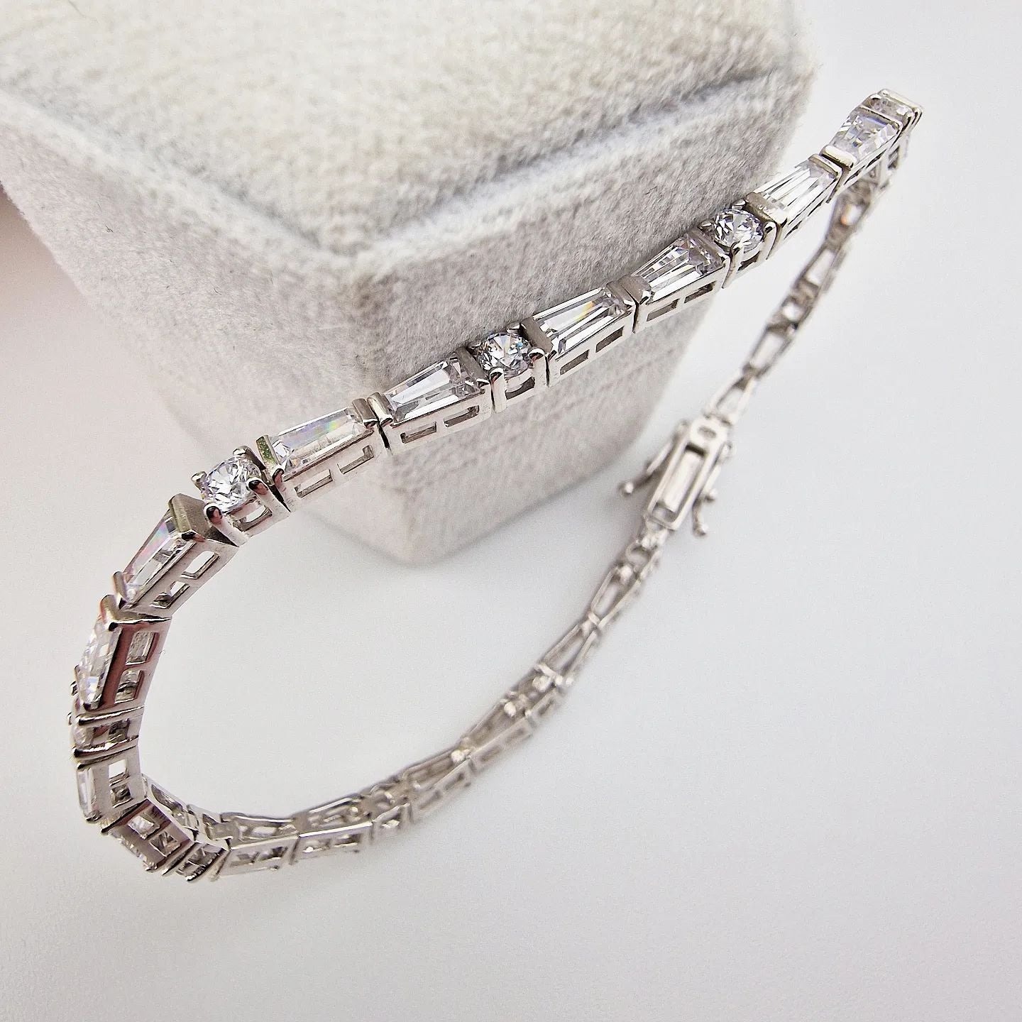 925 Sterling Silver Round & Trillion Cut Cz Ladies Tennis Bracelet