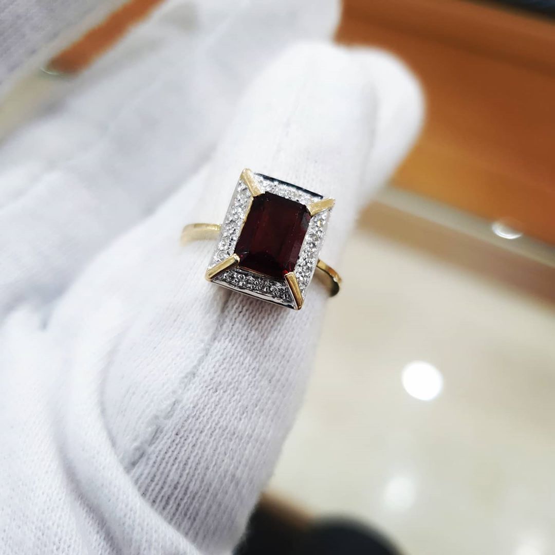 9ct Yellow Gold 0.12ct Diamond & 1.90ct Garnet Ring
