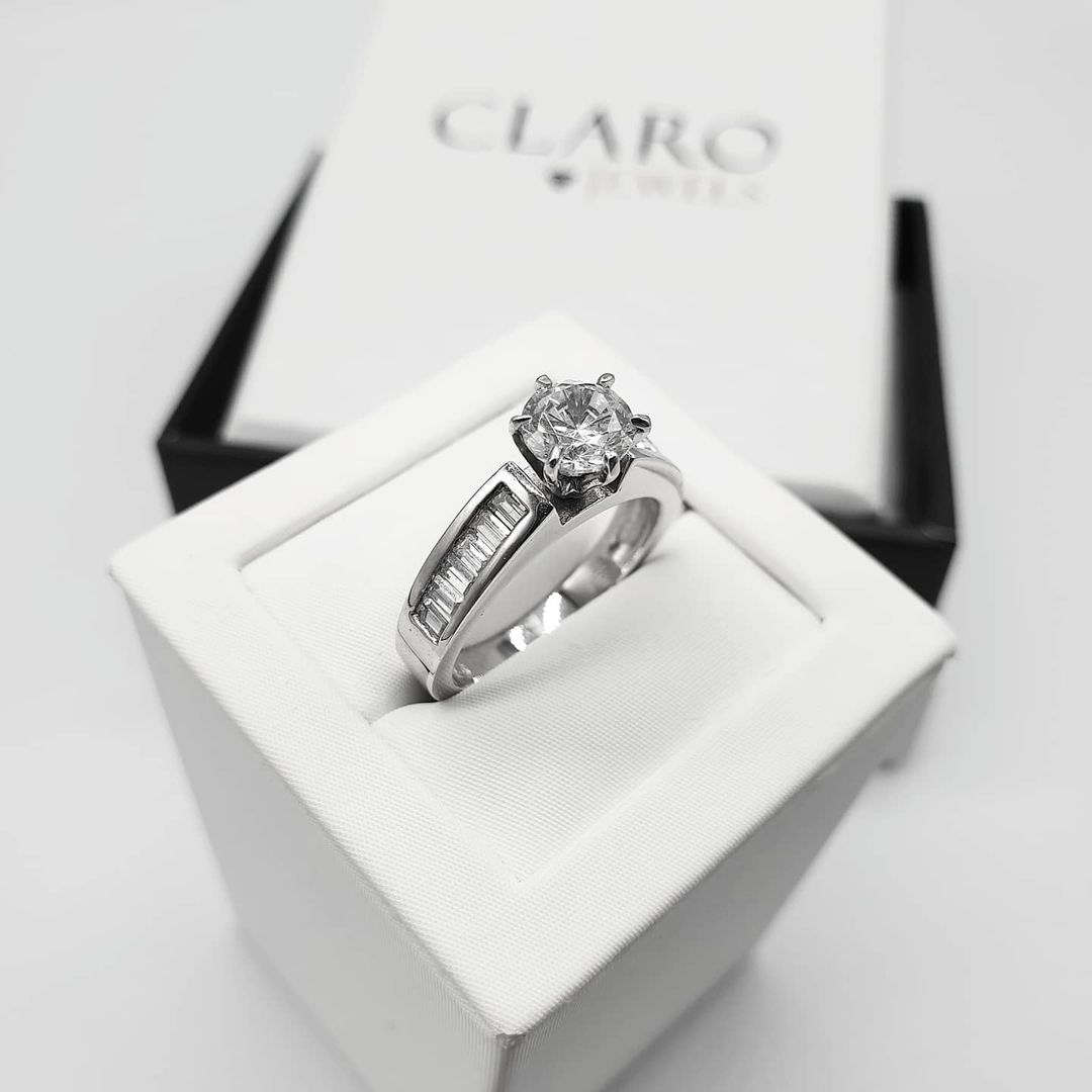 925 Sterling Silver Claw Set Cz Solitaire with Baguette Cz Shoulders Ring