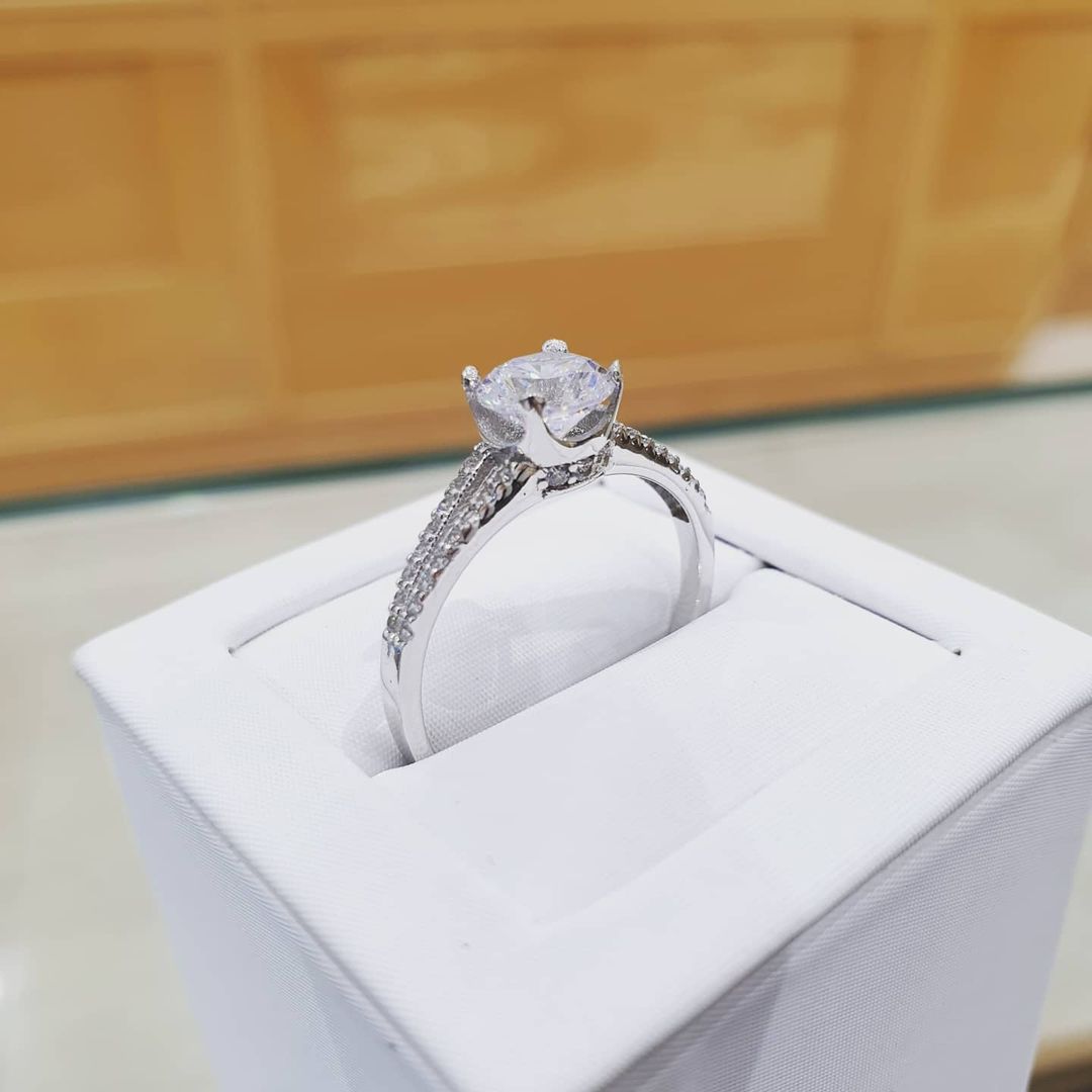 9ct White Gold Split Shank Cz Engagement Ring