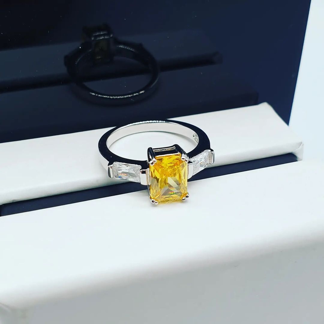 925 Sterling Silver Claw Set Emerald Cut Amber Cz Solitaire Ring with Baguette Shoulders