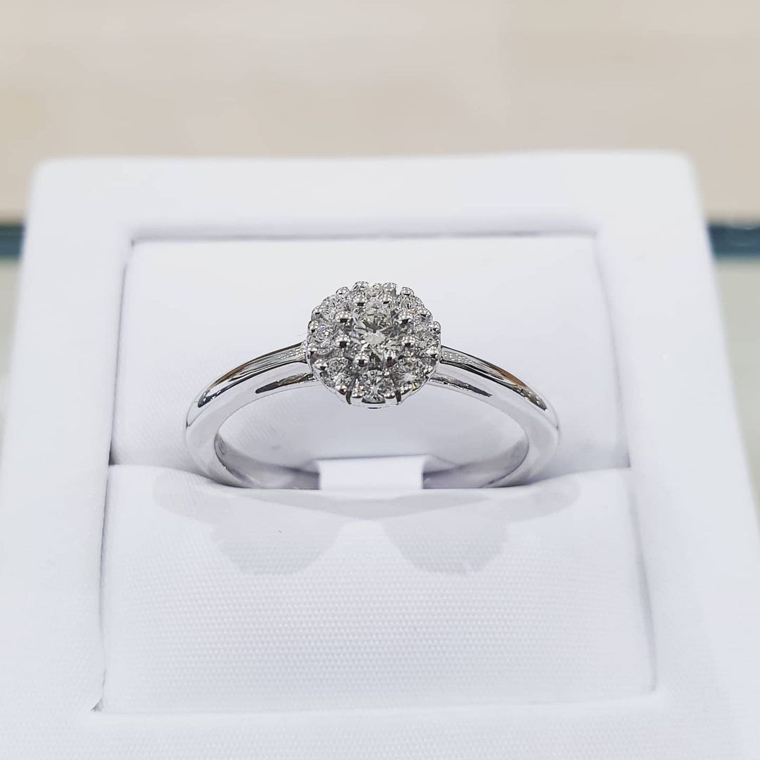 9ct White Gold Claw Set Cluster 0.20ct Diamond Ring
