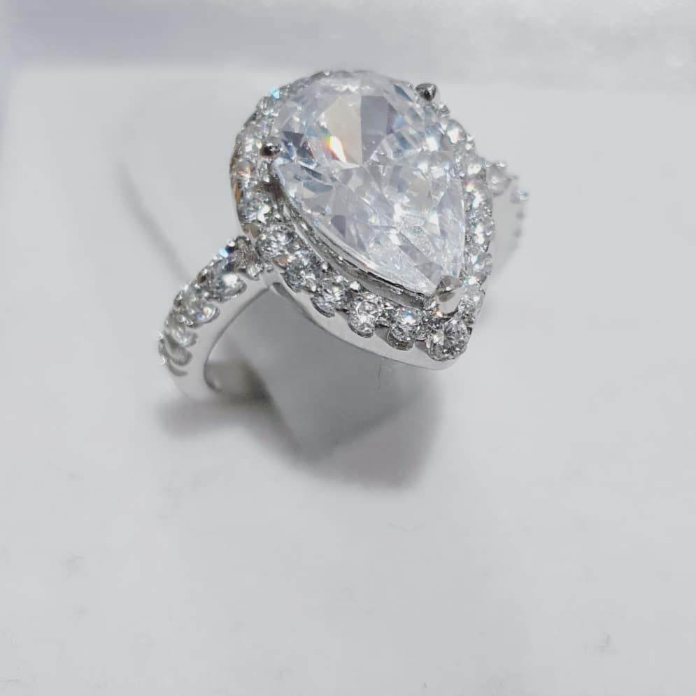 925 Sterling Silver Claw Set Pear Shape Centre Cz Ring
