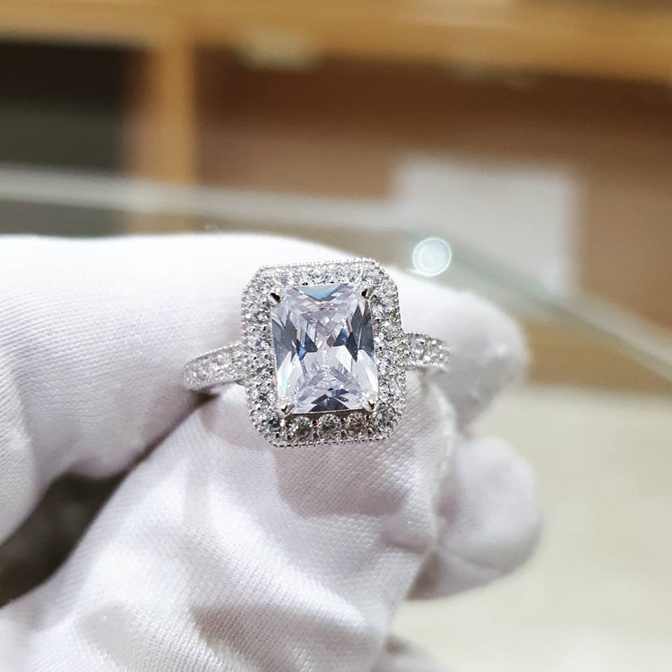 925 Sterling Silver Emerald Cut with Cz Surrounding & Shoulders Ring