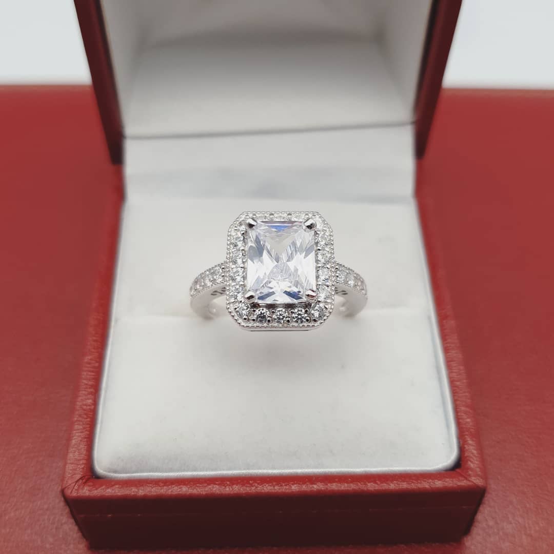 925 Sterling Silver Emerald Cut with Cz Surrounding & Shoulders Ring