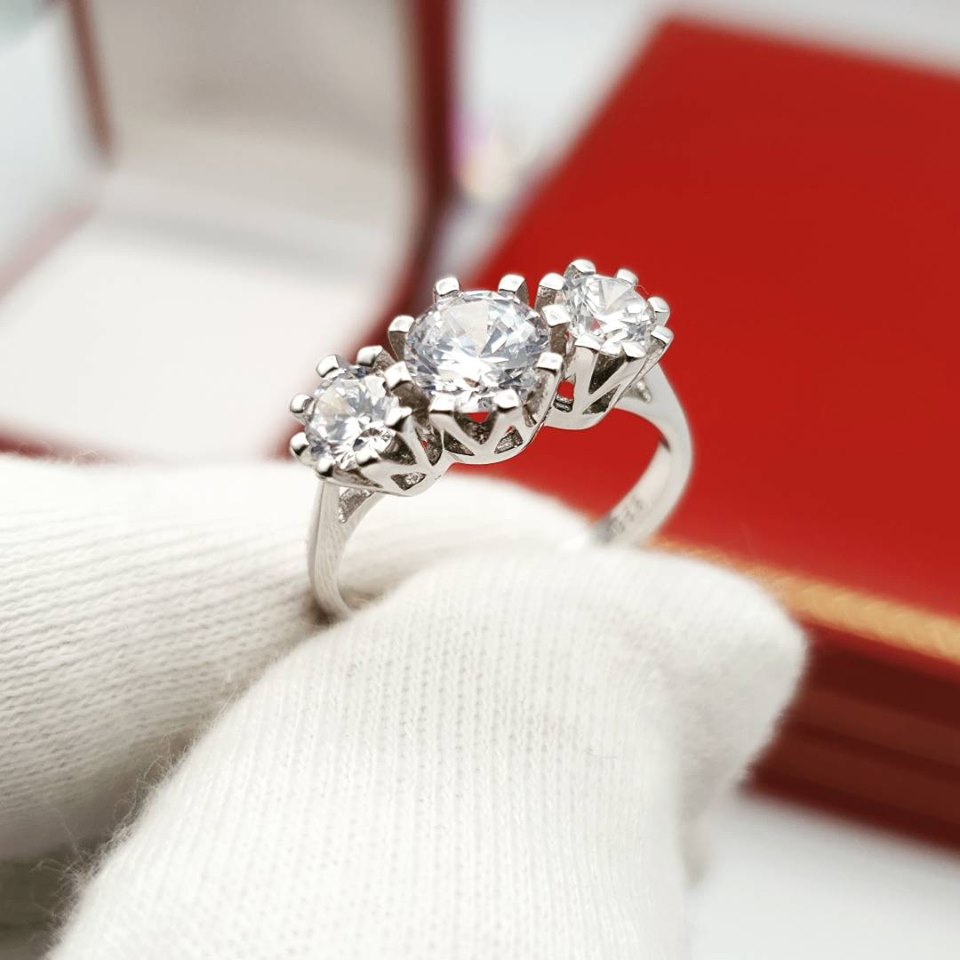 925 Sterling Silver 8 Claw Set Cz Trilogy Ring