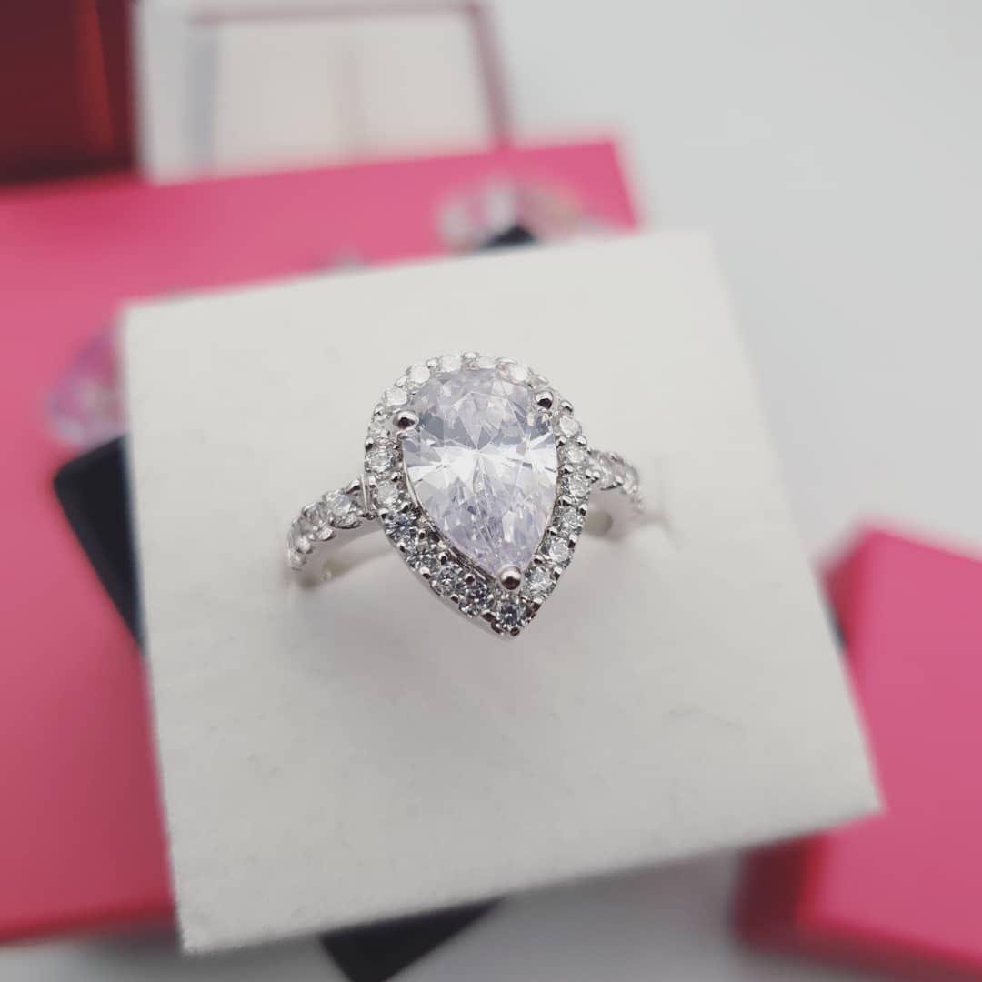 925 Sterling Silver Claw Set Pear Shape Centre Cz Ring
