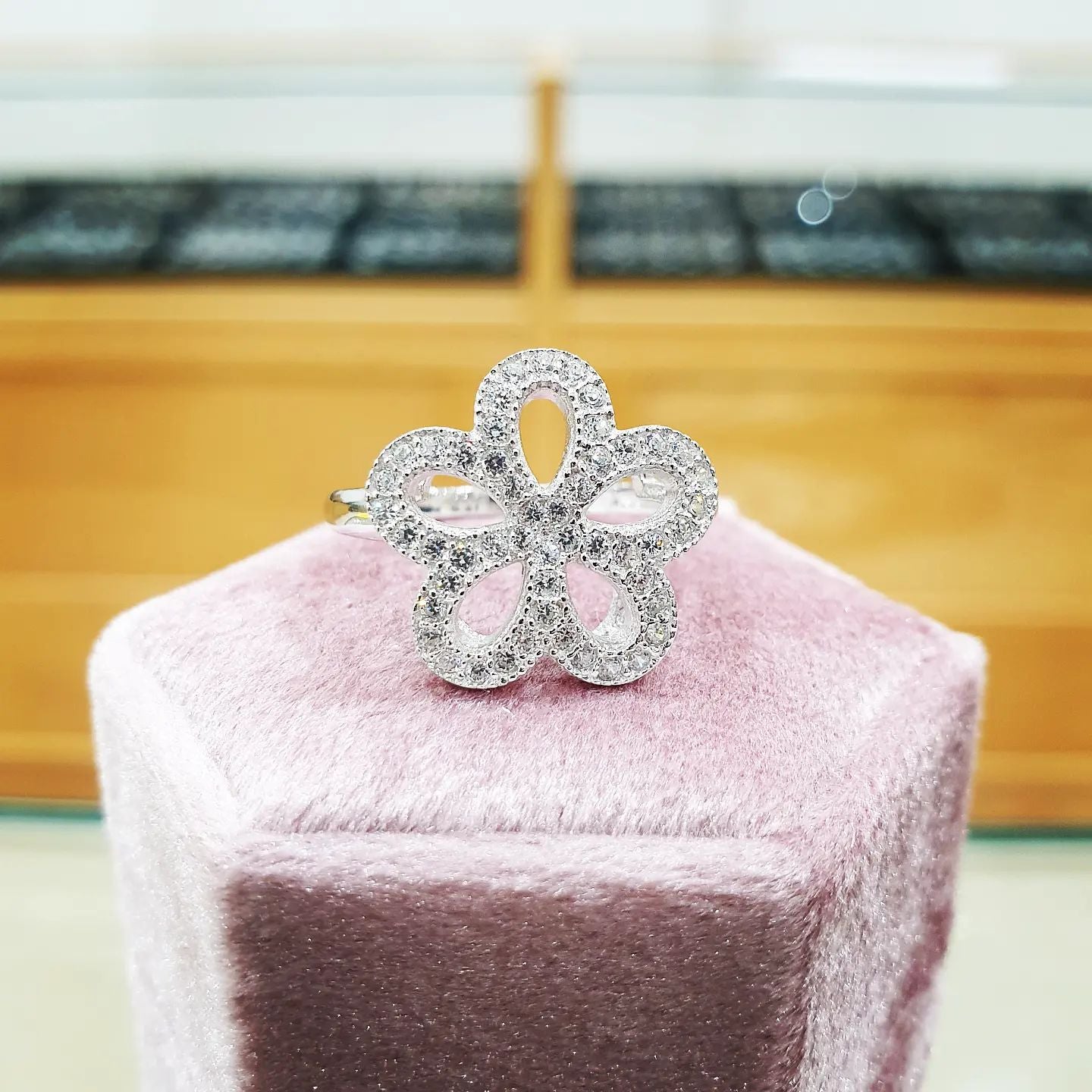 925 Sterling Silver Daisy Shape Fancy Cz Ring J-Jaz