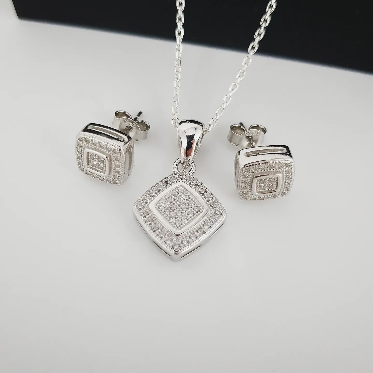 925 Sterling Silver Cushion Set Cz Pendant & Earrings Set (Free Chain)