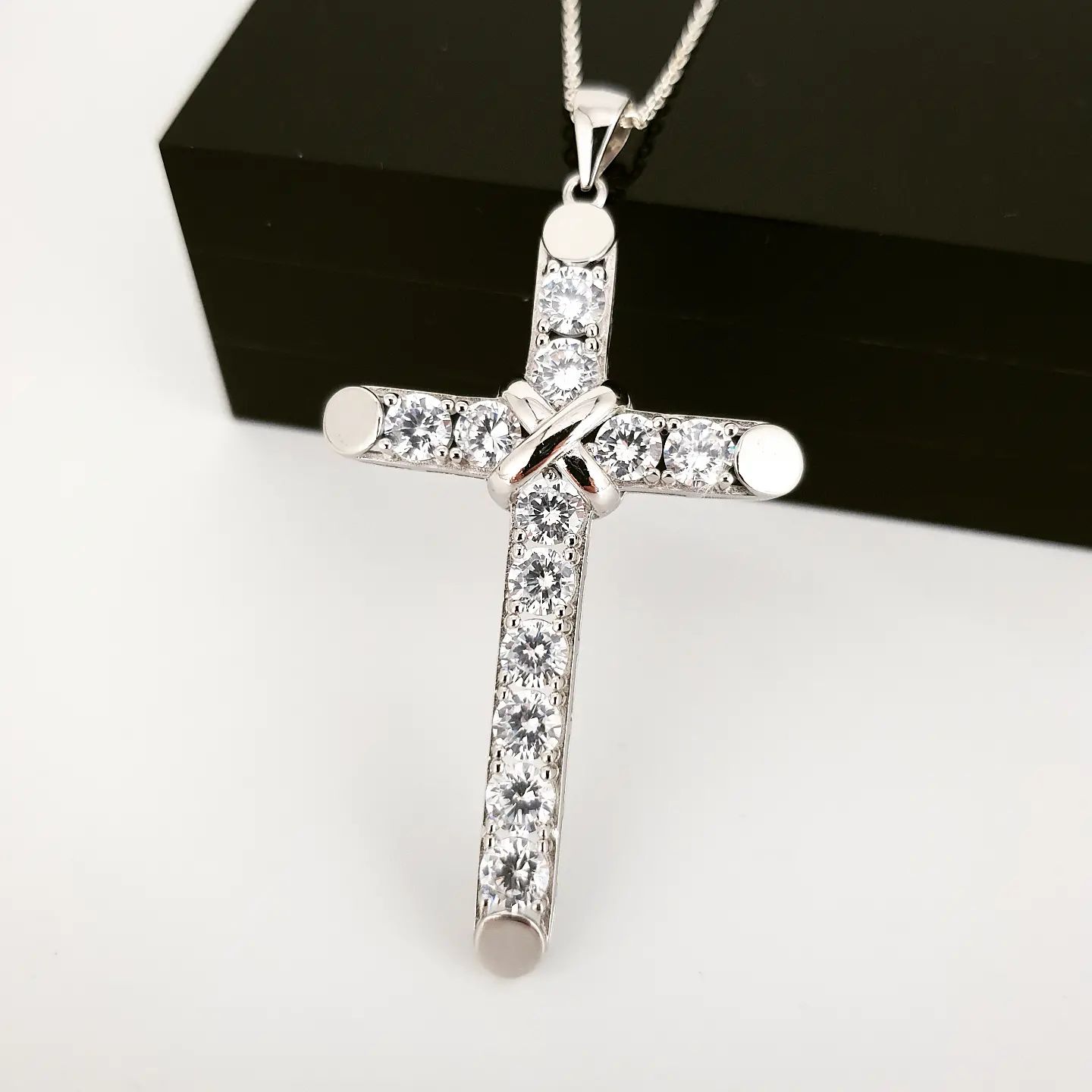925 Sterling Silver Cz Round Brilliant Cross Pendant with Chain
