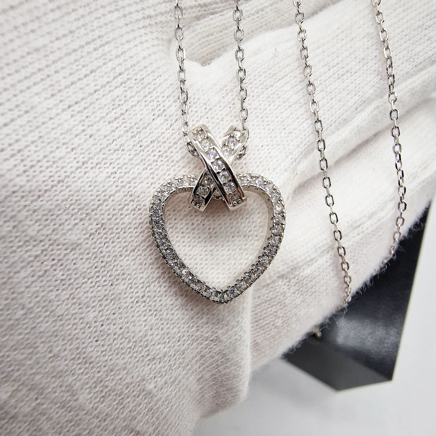 925 Sterling Silver Cz Heart Kiss Kiss Pendant with 18" Chain