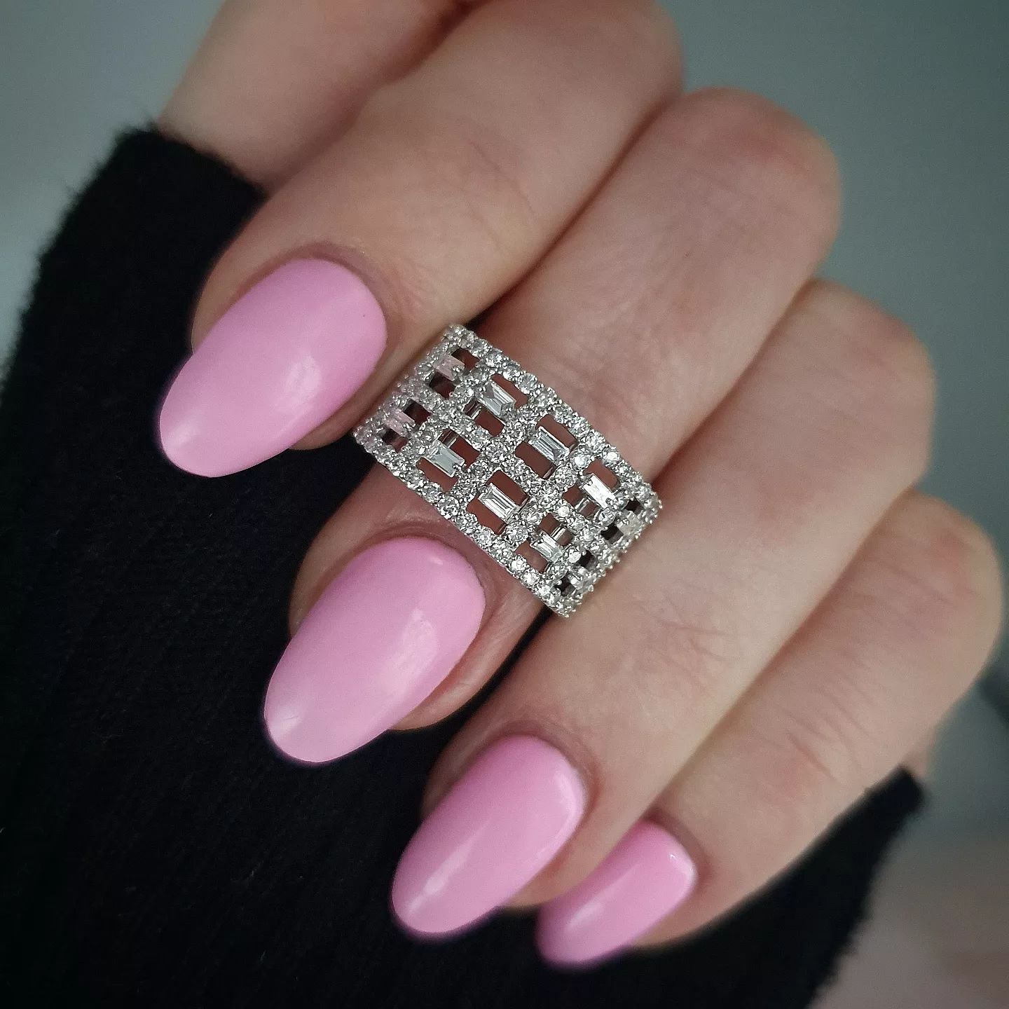 18ct White Gold Baguettes & Rd 1.00ct Diamond Dress Ring