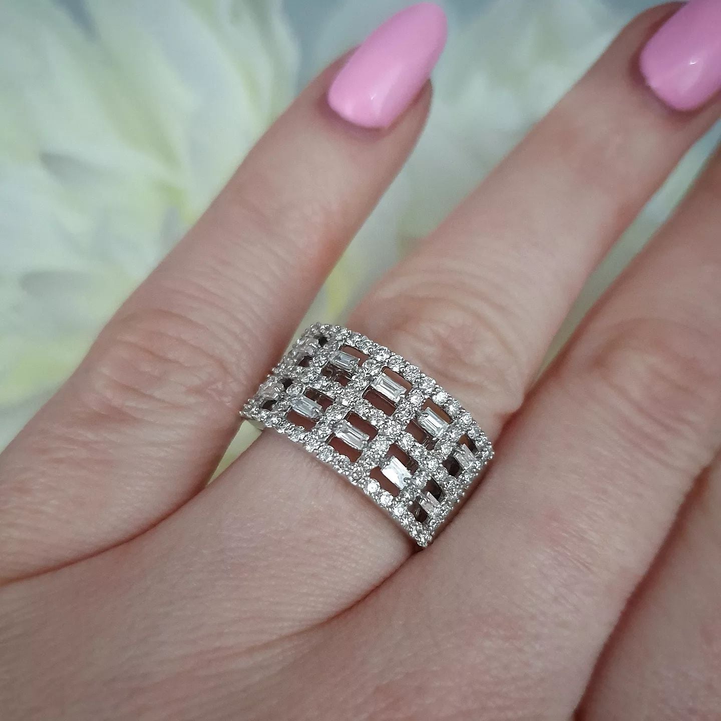 18ct White Gold Baguettes & Rd 1.00ct Diamond Dress Ring