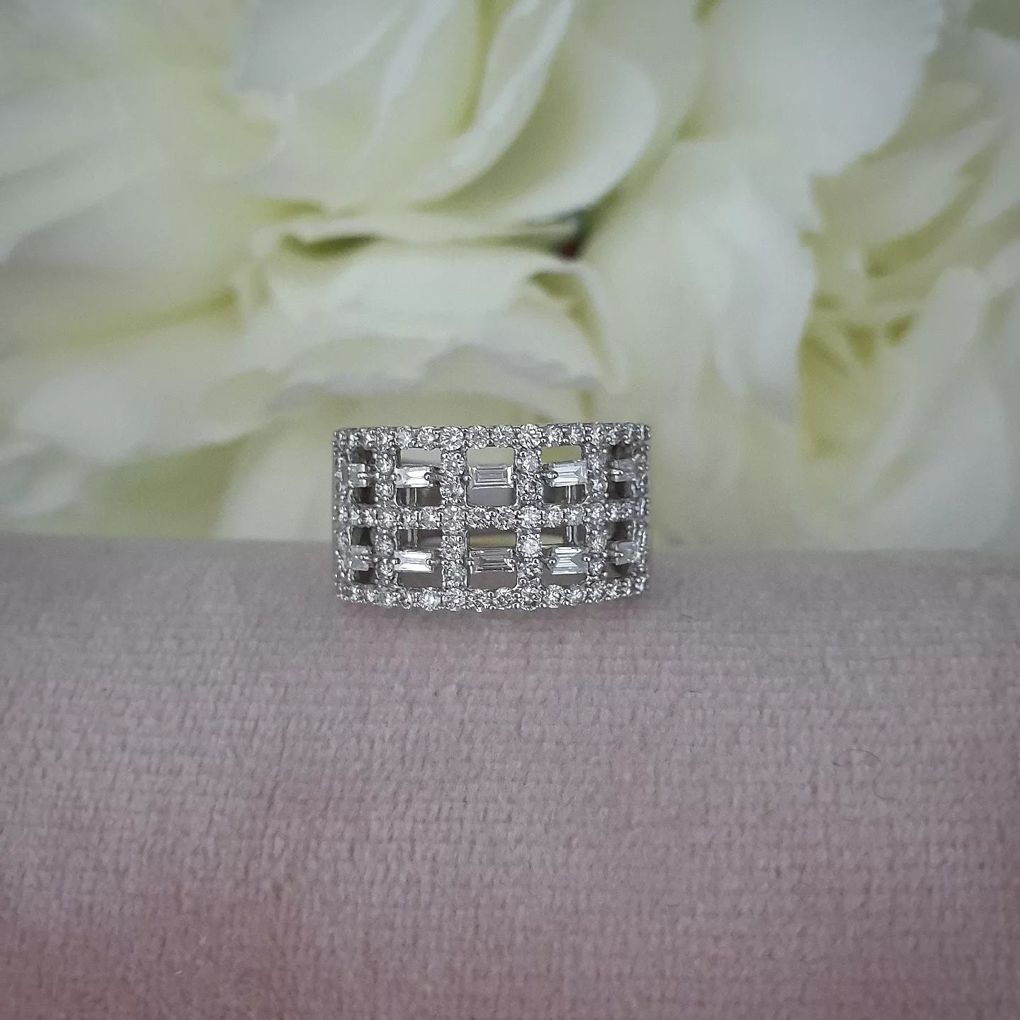 18ct White Gold Baguettes & Rd 1.00ct Diamond Dress Ring