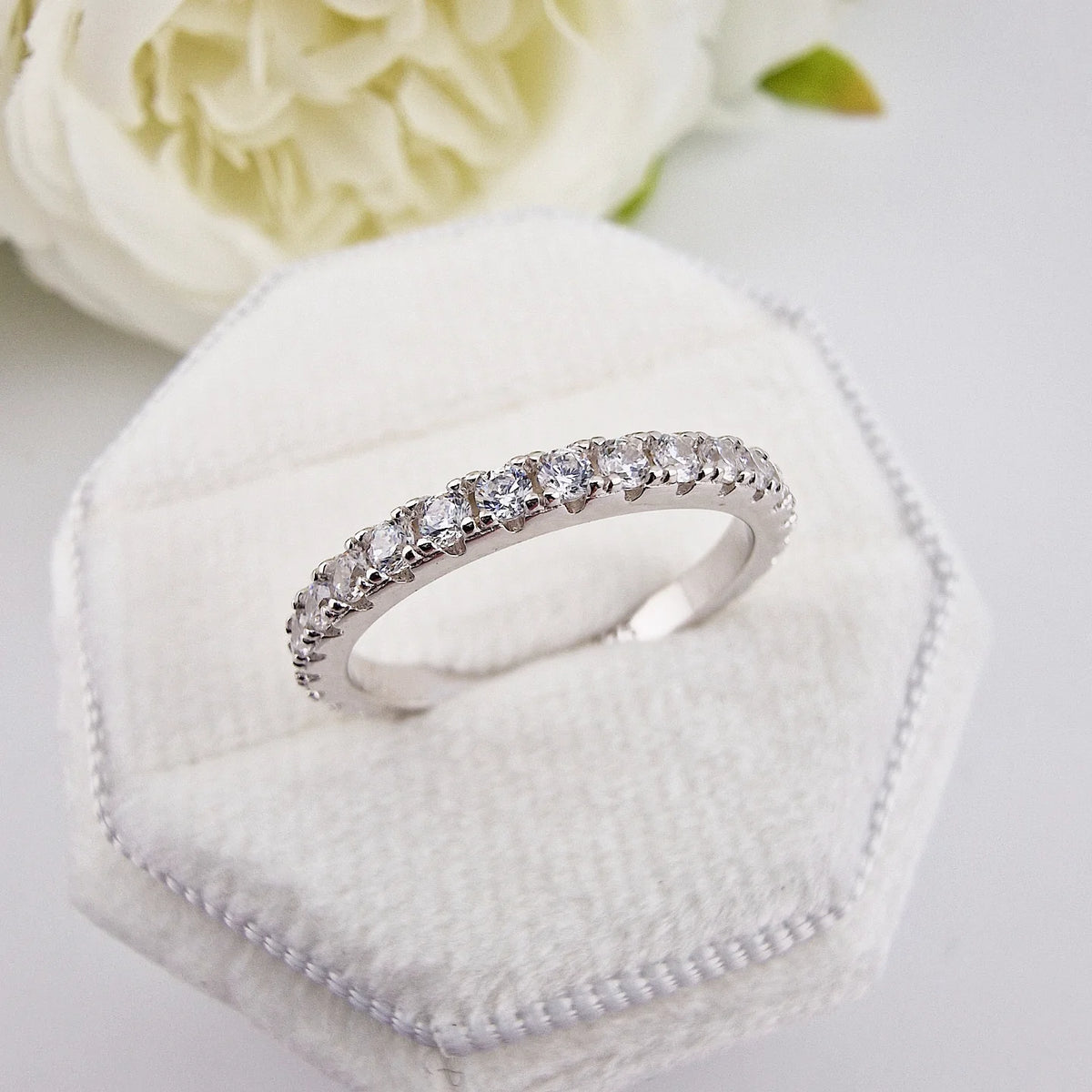 925 Sterling Silver Round Cz Full ET Single Row Ring