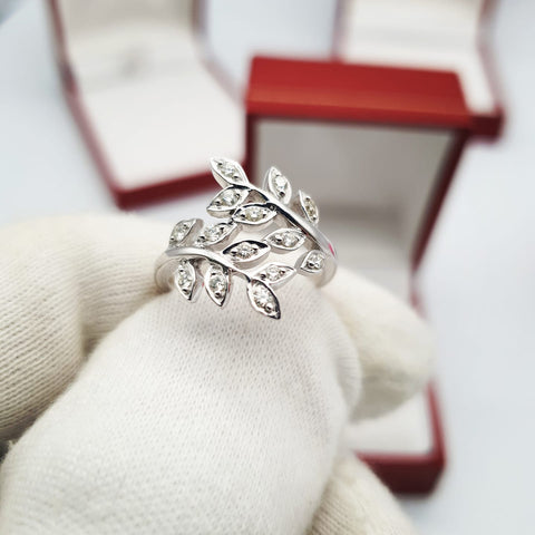 9ct White Gold 0.25ct Diamond Leaf Ring