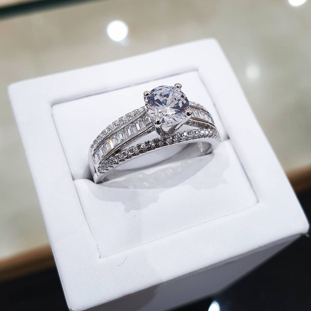 925 Sterling Silver Cz Solitaire With Baguette Sides Ring