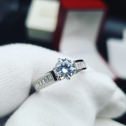 925 Sterling Silver Claw Set Cz Solitaire  Baguette Shoulders Ring