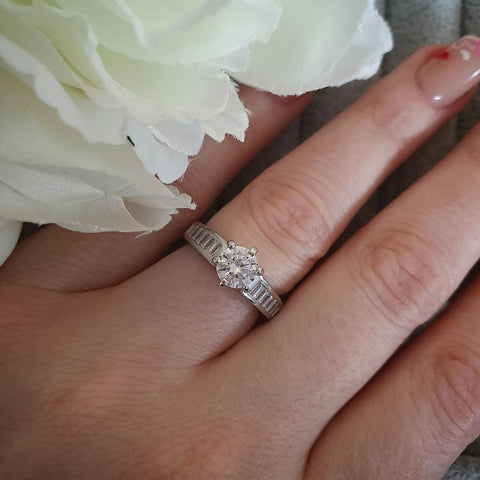 925 Sterling Silver Claw Set Cz Solitaire  Baguette Shoulders Ring