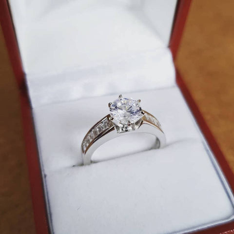 925 Sterling Silver Claw Set Cz Solitaire  Baguette Shoulders Ring