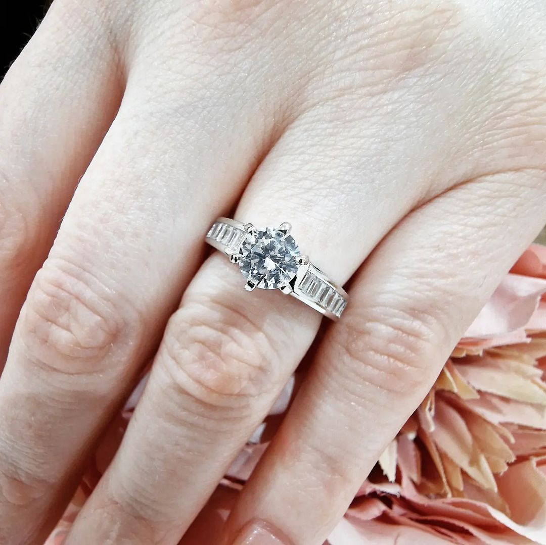 925 Sterling Silver Claw Set Cz Solitaire with Baguette Cz Shoulders Ring
