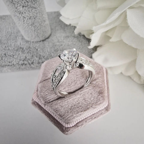 925 Sterling Silver Solitaire with Cz on Shoulders Ring