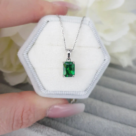 925 Sterling Silver Emerald Cz Pendant with Chain