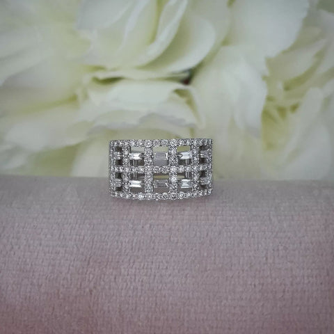 18ct White Gold Baguettes & Rd 1.00ctw Diamond Dress Ring Size N