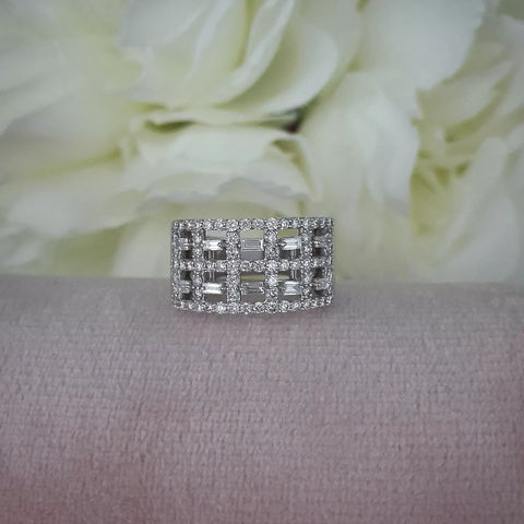 18ct White Gold Baguettes & Rd 1.00ctw Diamond Dress Ring Size M